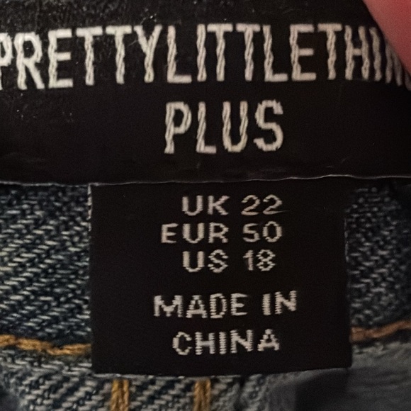 Pretty Little Thing Plus Vintage‎ Wash Split Hem Jeans Size 18 - Picture 6 of 8